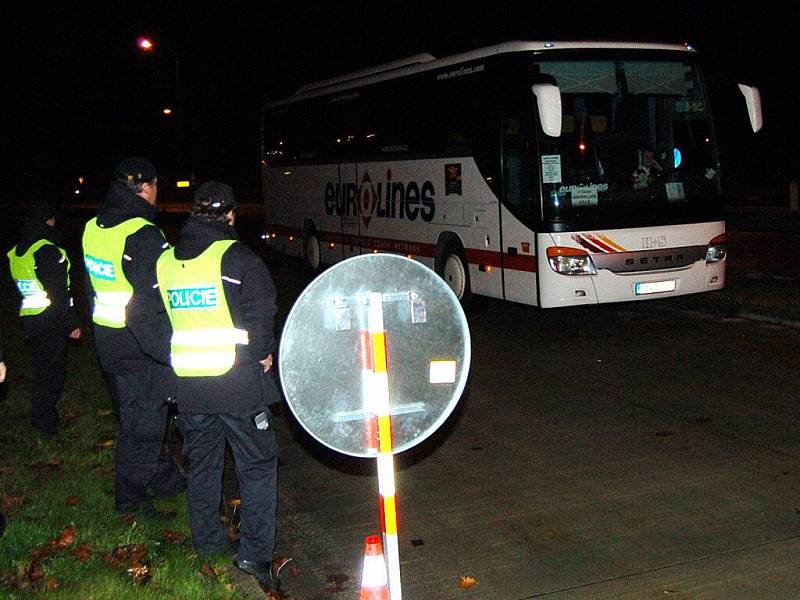 Desítky lidí, cestujících linkovými autobusy z České republiky a do tuzemska prověřovala v noci ze středy na čtvrtek na hraničním přechodu v Rozvadově Cizinecká policie ČR. 