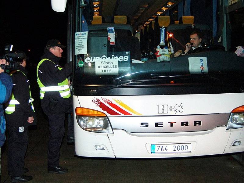 Desítky lidí, cestujících linkovými autobusy z České republiky a do tuzemska prověřovala v noci ze středy na čtvrtek na hraničním přechodu v Rozvadově Cizinecká policie ČR. 