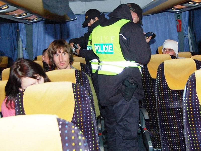 Desítky lidí, cestujících linkovými autobusy z České republiky a do tuzemska prověřovala v noci ze středy na čtvrtek na hraničním přechodu v Rozvadově Cizinecká policie ČR. 