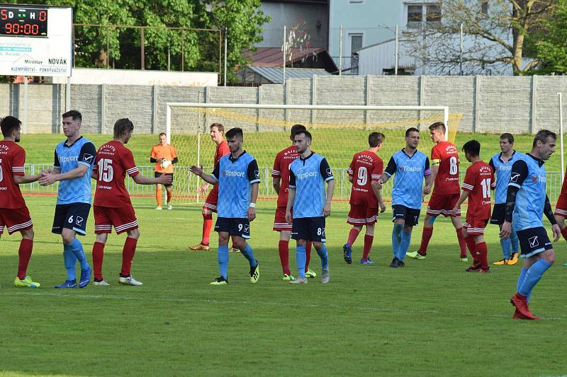 FK Tachov (červené dresy) doma zvítězil nad Českým lvem Union Beroun (modré dresy) 5:0.