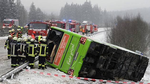 Nehoda autobusu a dvou kamionů na dálnici D5 u Mlýnce