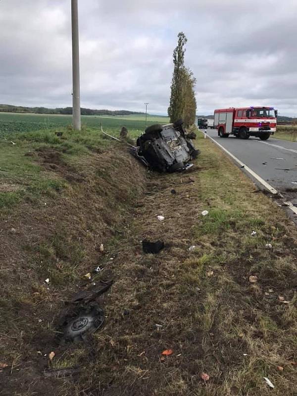 Nehoda policejního vozu s traktorem u Holostřev