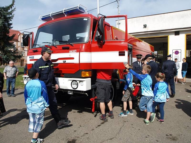 Plánští hasiči dostali v pátek staronovou cisternu Tatra 815 CAS.