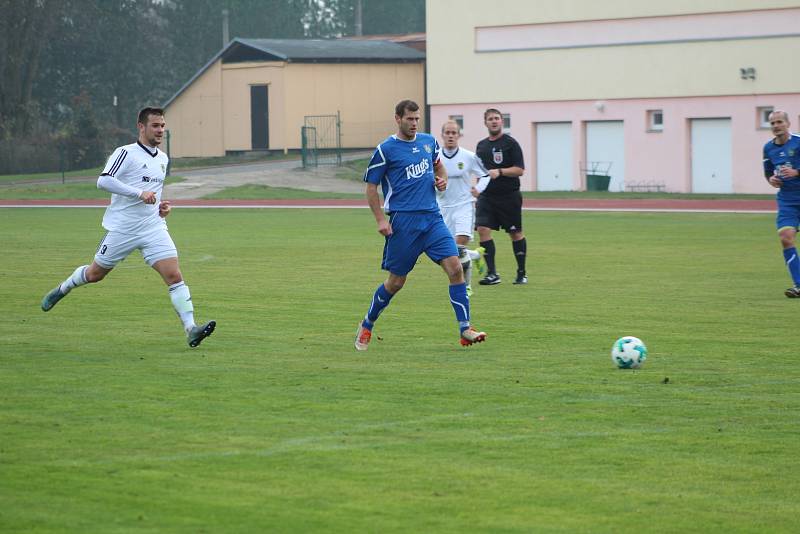 Snímky z okresního derby mezi Baníkem Stříbro (v bílém) a TJ Rozvadov.