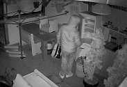 Zloděj zachycený kamerou, jak vybírá ledničku.