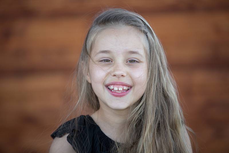Osmiletá Zuzanka z Tachovska se narodila s dětskou mozkovou obrnou, která postihla její dolní končetiny. Foto: Patron dětí
