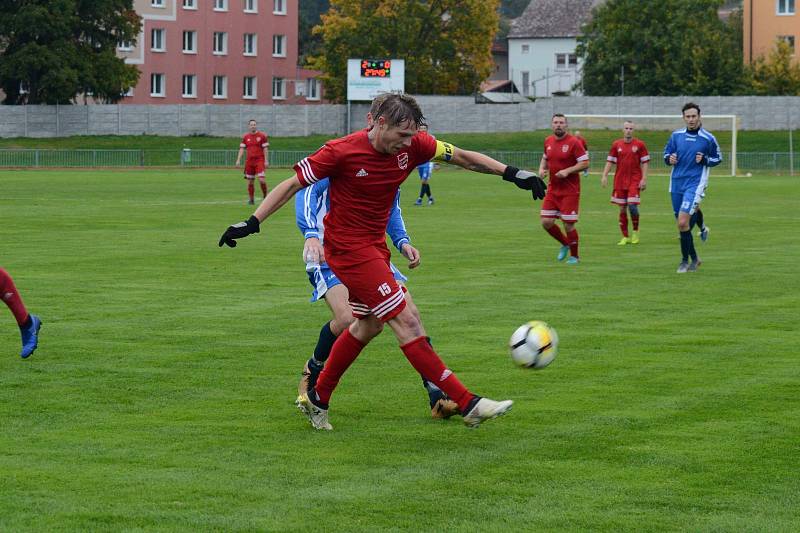 FK Tachov (v červeném) - Sokol Stráž (v modrém) 6:0 (2:0).