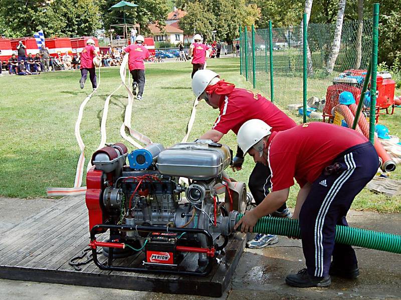 Stříbrští dobrovolní hasiči  (na snímku) získali celkovým časem 49,47 vteřiny druhé místo. Dvanáctý ročník soutěže O pohár Města Stříbra se stal kořistí hasičů z Kostelce