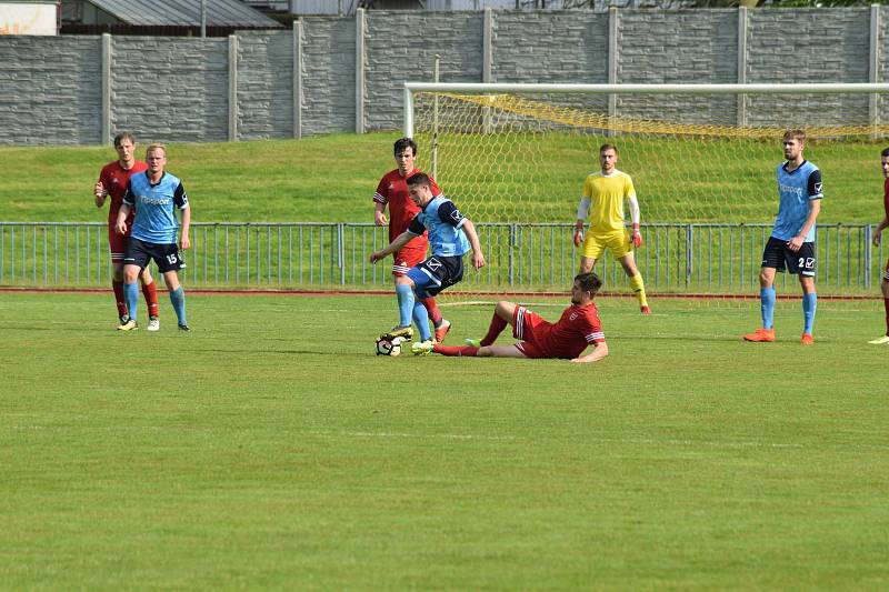 FK Tachov (červené dresy) doma zvítězil nad Českým lvem Union Beroun (modré dresy) 5:0.