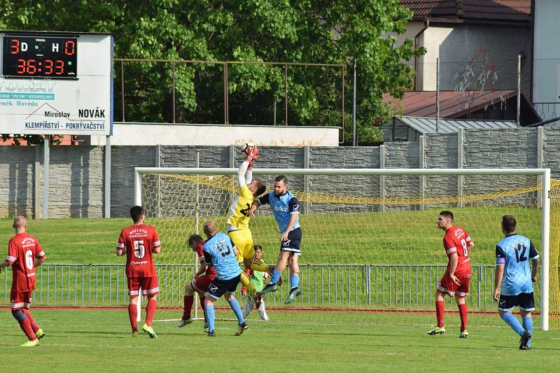 FK Tachov (červené dresy) doma zvítězil nad Českým lvem Union Beroun (modré dresy) 5:0.