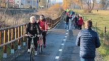 Na novou stezku se po slavnostním otevření vydali cyklisté i pěší rodiče s dětmi.