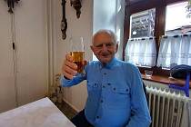 Miroslav Nový se Stříbra nedávno oslavil 101. narozeniny, těší se dobrému zdraví, má spoustu přátel a stále dobrou náladu
