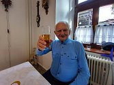 Miroslav Nový se Stříbra nedávno oslavil 101. narozeniny, těší se dobrému zdraví, má spoustu přátel a stále dobrou náladu.