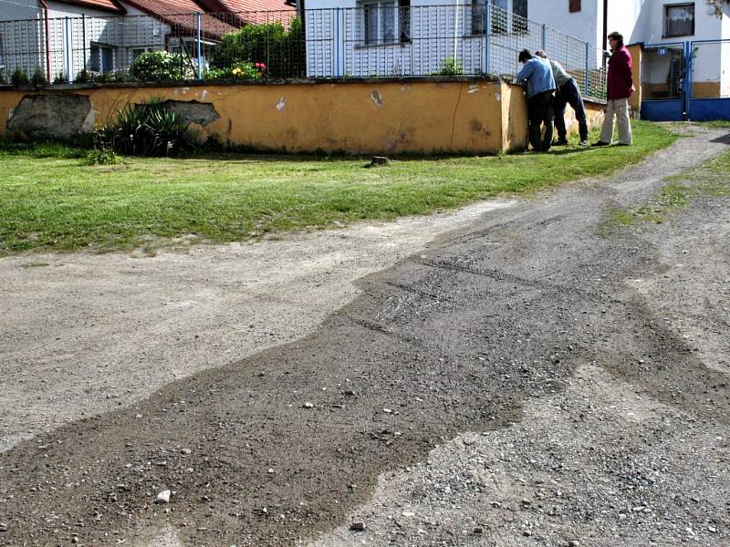 JÍMKA u rodinného domu v Holostřevech prosakuje nejen k sousedům, ale také na veřejné prostranství. Snímek je z konce minulého týdne.