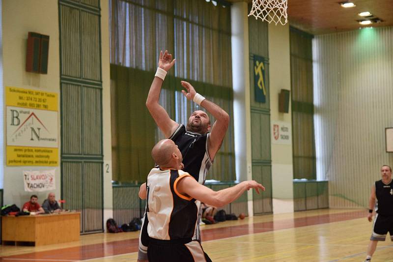 Slavoj Tachov (v bílém) vs. BK Přeštice.