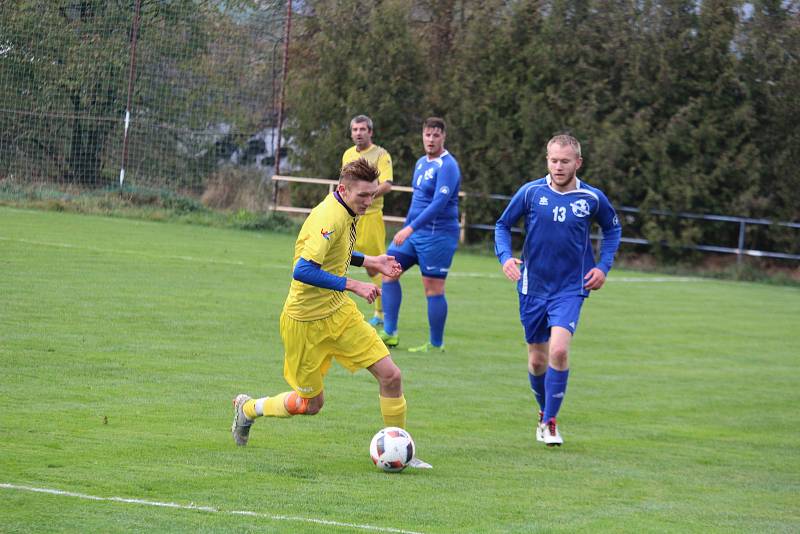 Tatran Chodov (ve žlutém) - TJ Chodský Újezd (v modrém) 2:2 (2:0), PK 3:4.