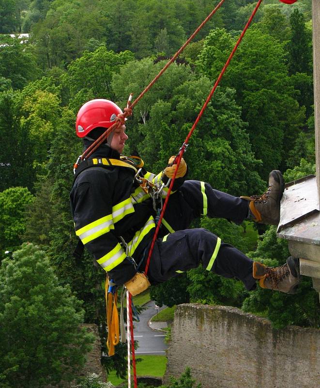 Cvičení hasičů na věži kostela v Tachově.