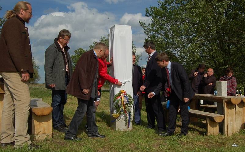 U Pavlova Studence odhalily spolky žulový symbol přímo na hranici s Německem.