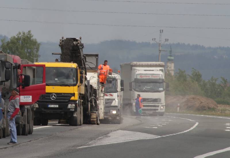 Oprava vozovky silnice mezi Planou a Kočovem