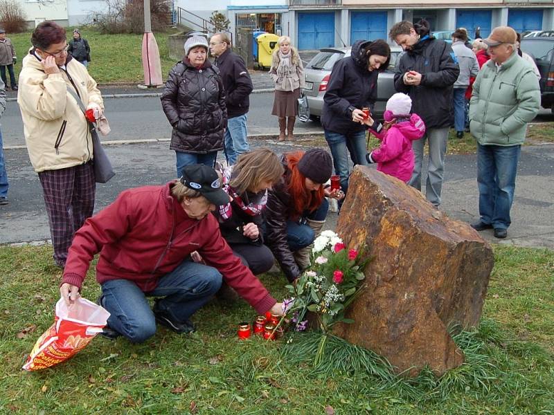 Na oběti neštěstí si přišly zavzpomínat desítky lidí