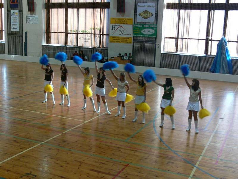 Ve sportovní hale v Tachově pořádalo místní gymnázium sportovní dopoledne, kterého se účastnilo gymnázium z Dubnice nad Váhom.