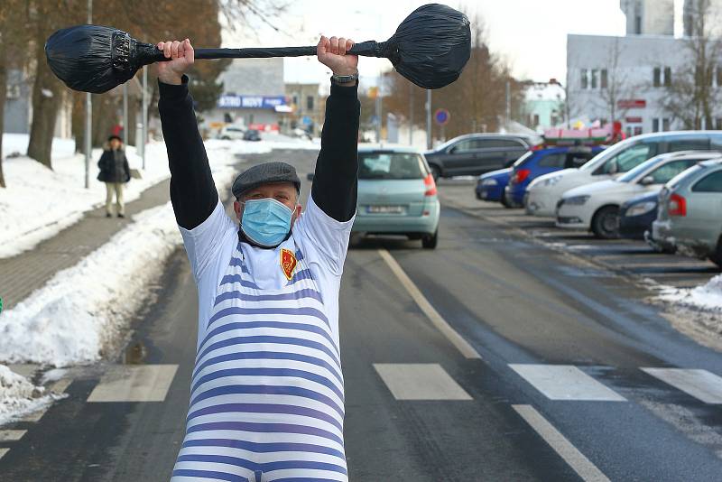 Netradiční masopustní průvod v Tachově. Konvoj ozdobených aut třikrát projel městem. Za hlasitého troubení navštívil všechna místní sídliště, centrum města, ale i oba tachovské domovy pro seniory.