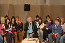 Starosta města Tachova Ladislav Macák diskutoval ve středu 7. dubna se studenty a žáky tachovských škol.
