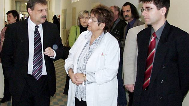 Při předání díla se setkali poslanec Václav Votava, ředitelka polikliniky Hana Bultasová a místostarosta Petr Myslivec (zleva)