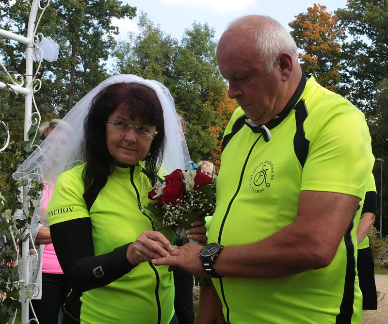 Při cyklistické svatbě si ženich odvezl nevěstu na kárce za kolem