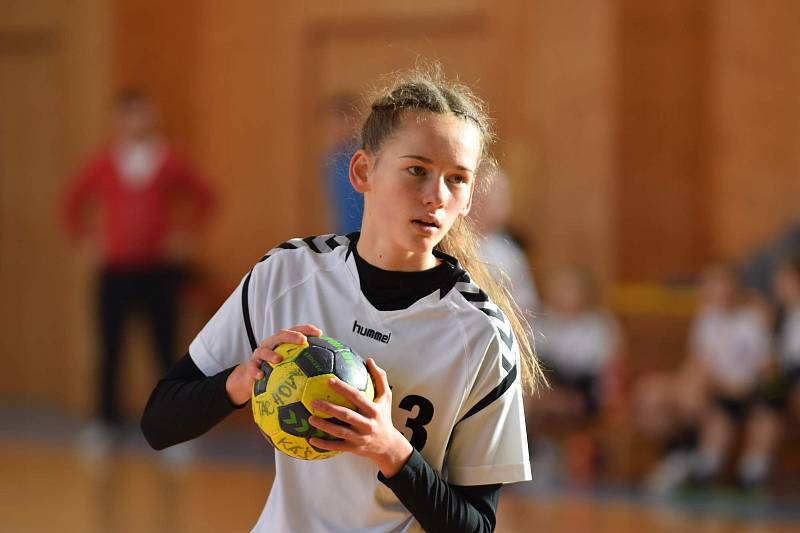 Žákovská liga starších žákyň - Slavoj Tachov (v bílém).