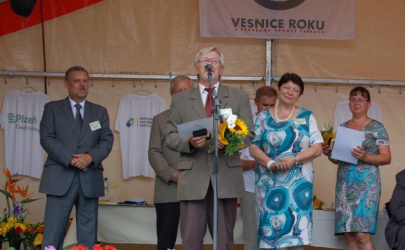 Zlatou stuhu a ocenění Vesnice roku Plzeňského kraje v sobotu odpoledne oficiálně převzala obec Konstantinovy Lázně.