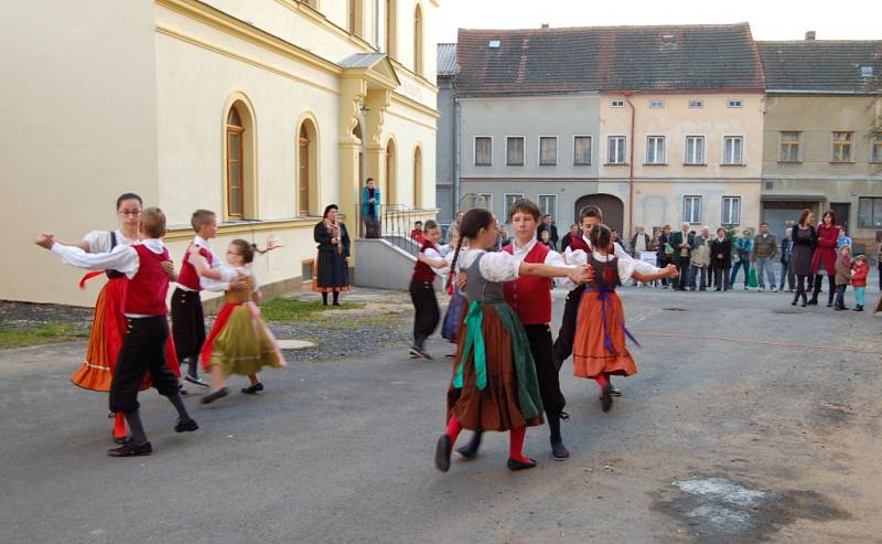 Dvě významná výročí si o víkendu připomněly Bezdružice. 