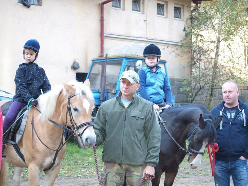 Pony farma z Kladrub pořádala Hubertskou jízdu.