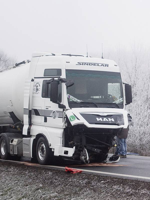 Čelní střet s kamionem posádka osobního automobilu nepřežila.