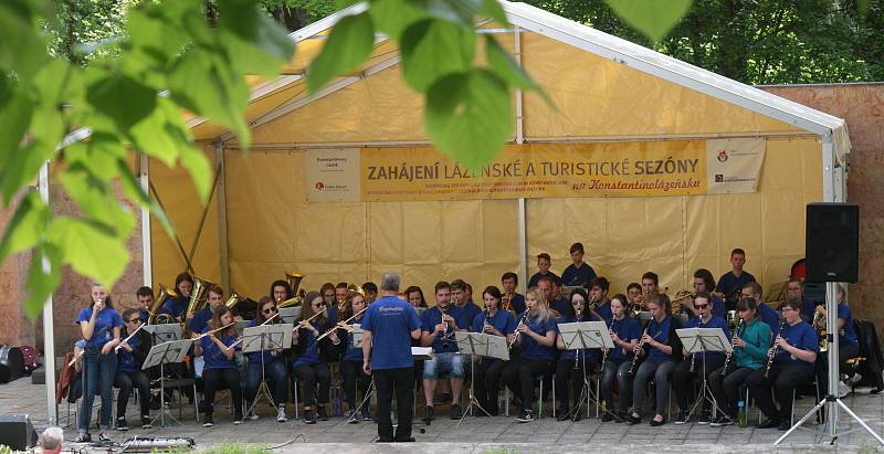 O závěrečný koncert se postarala Juvenka a Frajara Putika