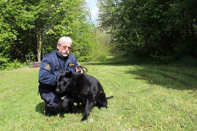 Policejní psovod Petr Zifčák s Hektorem.