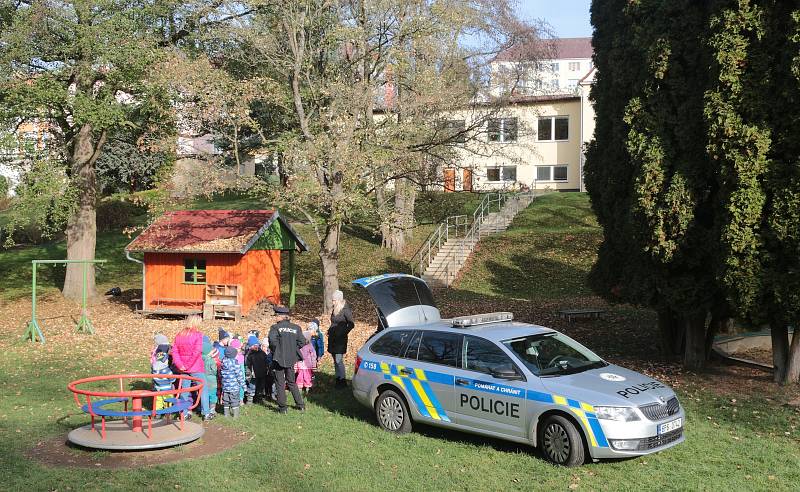 Předškoláky i děti dalších tříd navštívila policie a vyprávěla jim, jak se mají chovat na ulici ale také například doma, když jsou samy.