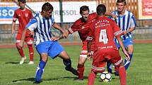 FK Tachov (v červeném) - FK Staňkov (v modrém) 6:1 (3:0).