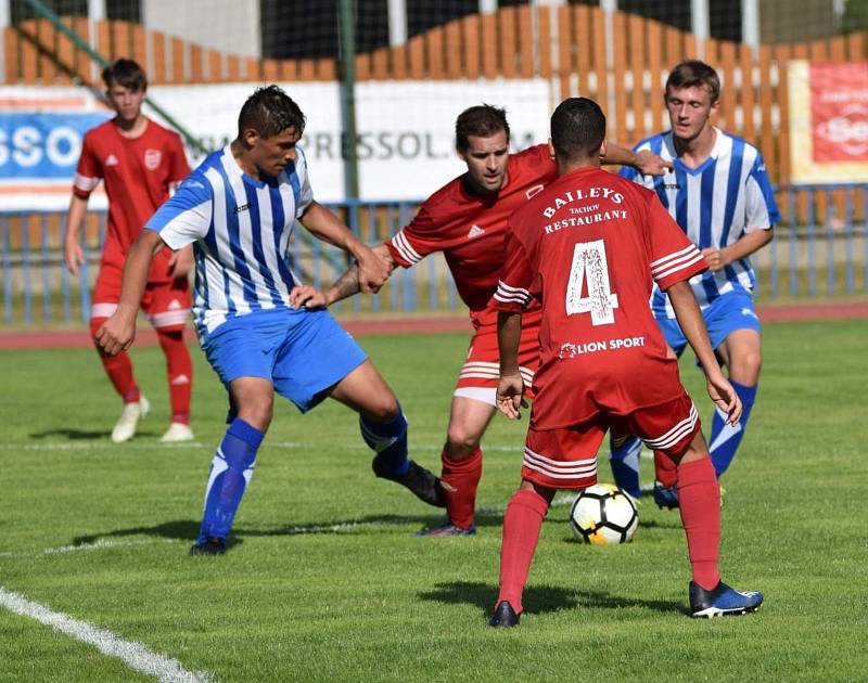 FK Tachov (v červeném) - FK Staňkov (v modrém) 6:1 (3:0).