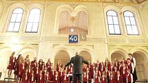 Tachovský dětský sbor oslavil čtyřicáté nározeniny i koncertem ve světecké jízdárně.