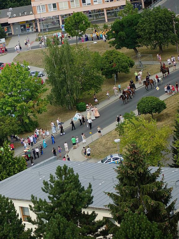 Historické slavnosti v Tachově pohledem z věže kostela.