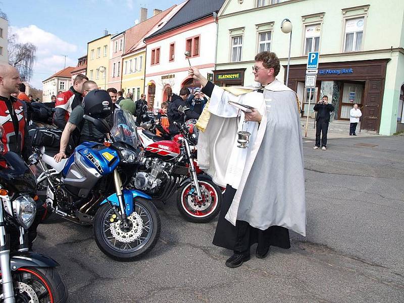 Motorkáři otevírali v Tachově jaro. Požehnal jim i farář