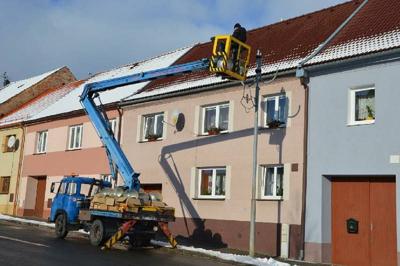 Výměna pouličních lamp v Černošíně.