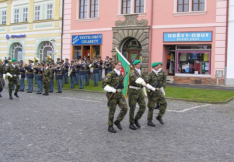 Archivní snímky z posledního vystoupení výcvikového střediska ve Stříbře před jeho ukončením. Akce se konala 11.6.2005 při stříbrských slavnostech. í.