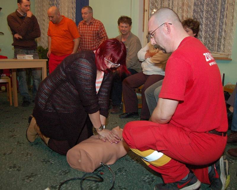 Profesionální záchranáři seznamují veřejnost se zásadami poskytování první pomoci. 