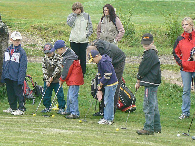 Děti se učily hrát golf. 