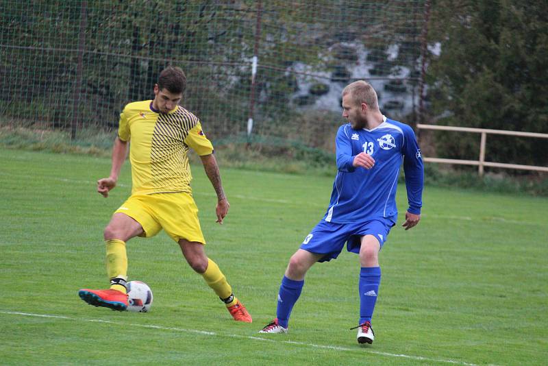 Tatran Chodov (ve žlutém) - TJ Chodský Újezd (v modrém) 2:2 (2:0), PK 3:4.