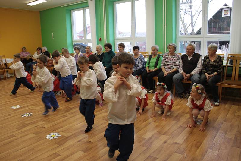 Děti z Mateřské školy Pošumavská pobavily seniory v klubu důchodců v Tachově.