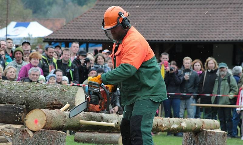 Mistři dřevorubečtí se utkali v Bernarticích