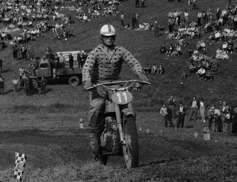 Miloslav Souček v typické kostkované košili za řídítky motokrosového motocyklu ESO na trati v Holicích při Mistrovství Československa v roce 1960.